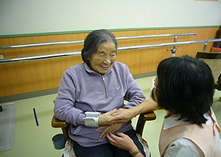 看護師による健康チェック（血圧、脈拍、体温、問診）